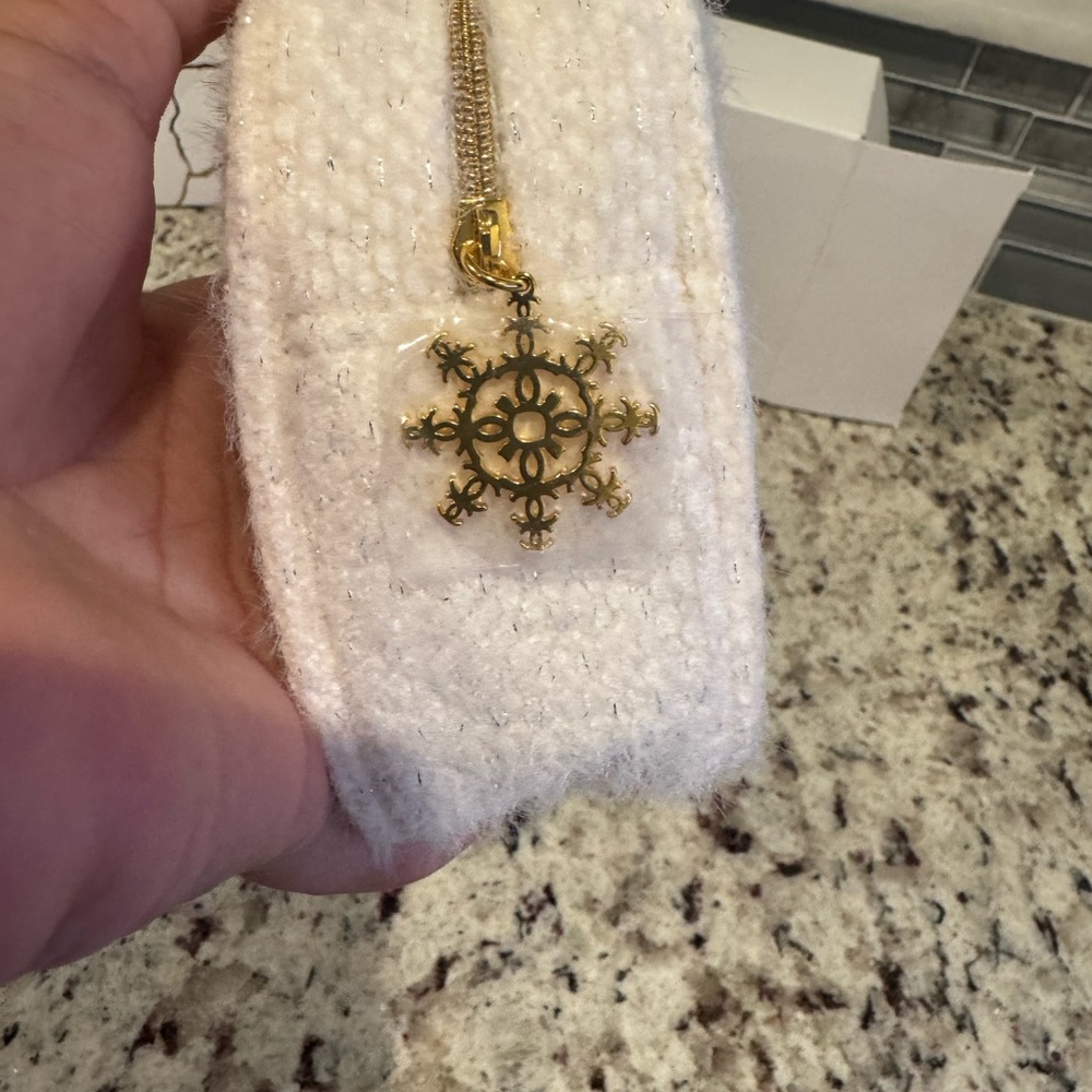 CHANEL White and Gold Beauty Set - Picture 11 of 12